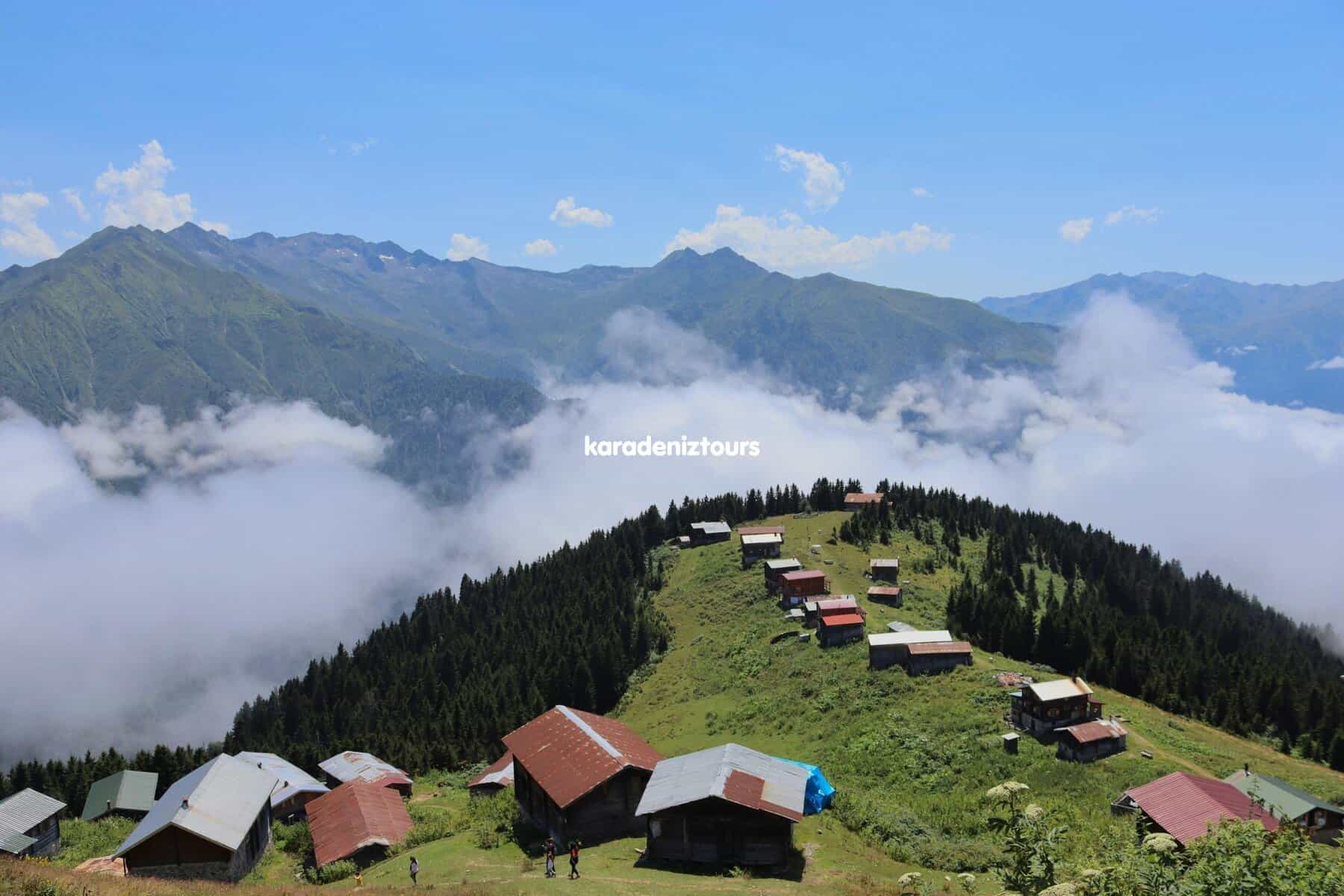 Güzel Rize dağlarında köy evleri ve yeşil doğa, Karadeniz Turları ile keşif.