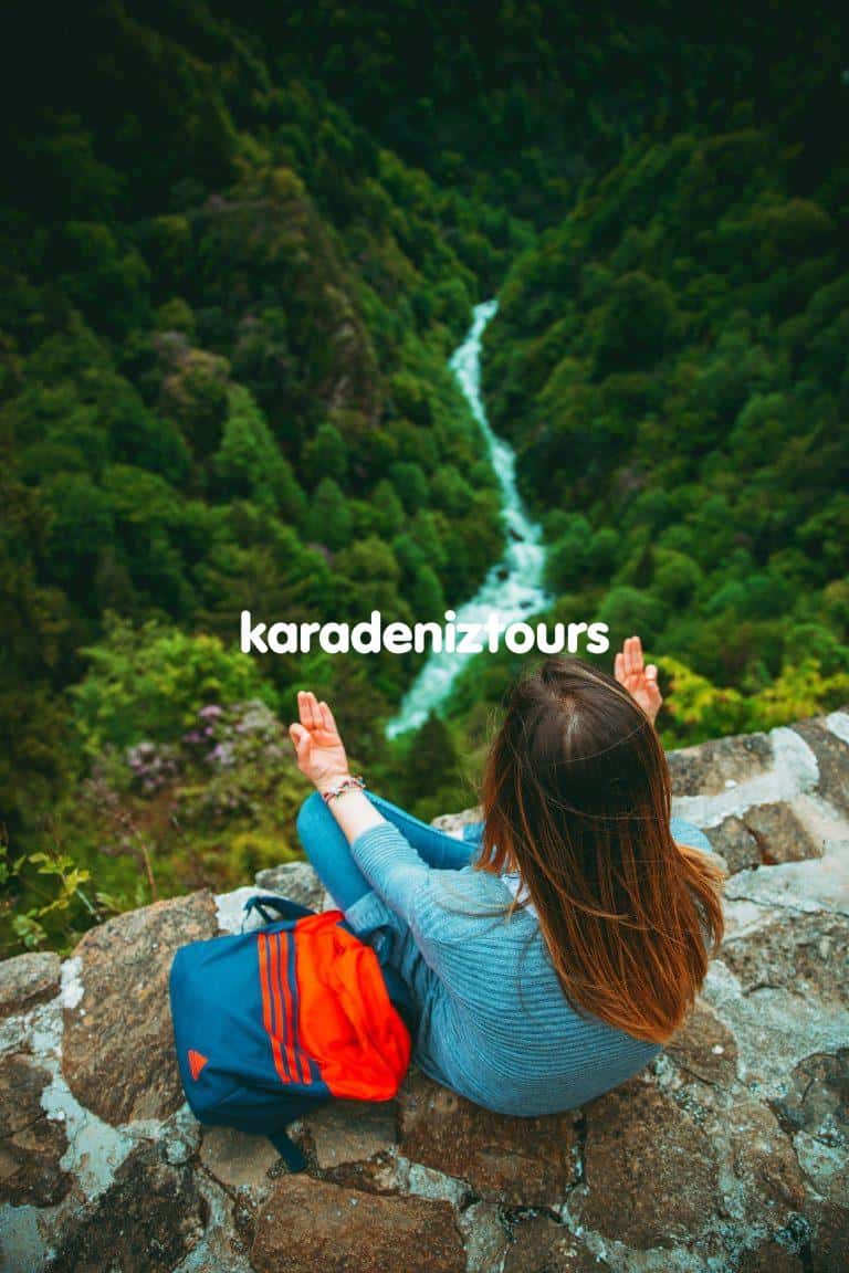 Karedeniz turları doğa manzarası, Rize çıkışlı tur ve bungalov, yeşil doğa ve şelale, doğa turu, outdoor macera, doğa keşfi, seyahat, doğa yürüyüşü.