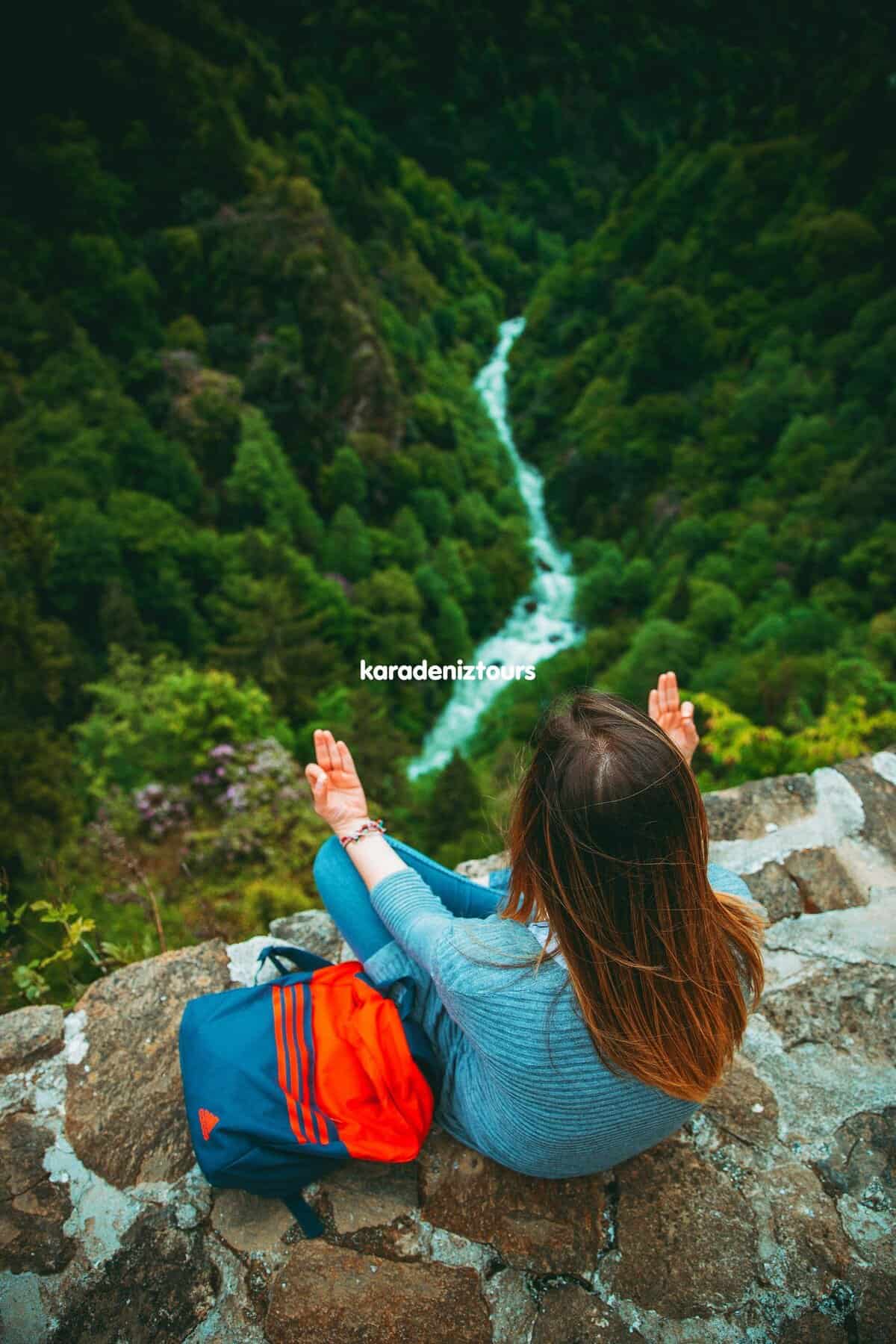 Karedeniz turları doğa manzarası, Rize çıkışlı tur ve bungalov, yeşil doğa ve şelale, doğa turu, outdoor macera, doğa keşfi, seyahat, doğa yürüyüşü.