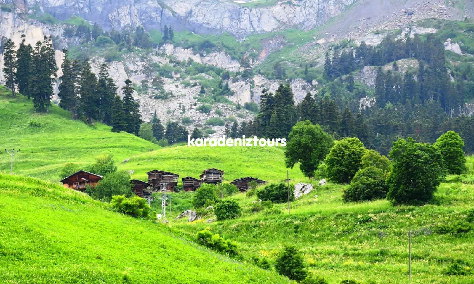 Yeşil Dağ Manzarası ve Köyler, Karadeniz Turları Rize çıkışlı doğa ve macera tatili.