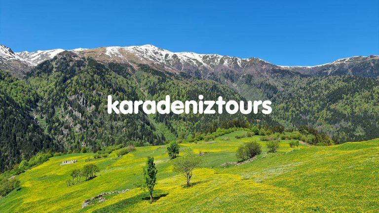 Dağ eteklerinde yeşil doğa ve buz tutmuş karla kaplı dağlar, Karadeniz Tours ile Rize çıkışlı turlar.