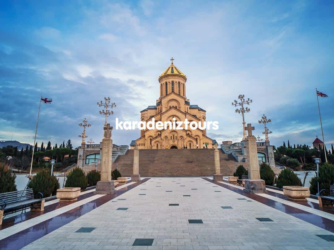 Karadeniz Tours Rize çıkışlı turlar ve bungalovlar, doğal güzellikleri ve kültürel zenginlikleri keşfetmek için ideal.