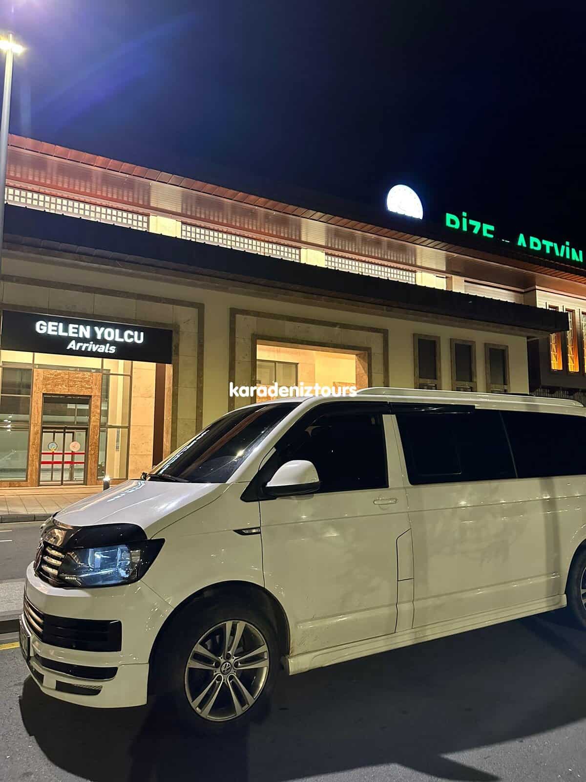 Havalı beyaz minibüs Düzce Otobüs Terminali'nde geceyken, giriş bölümünde karadeniz tours yazısı görülüyor.