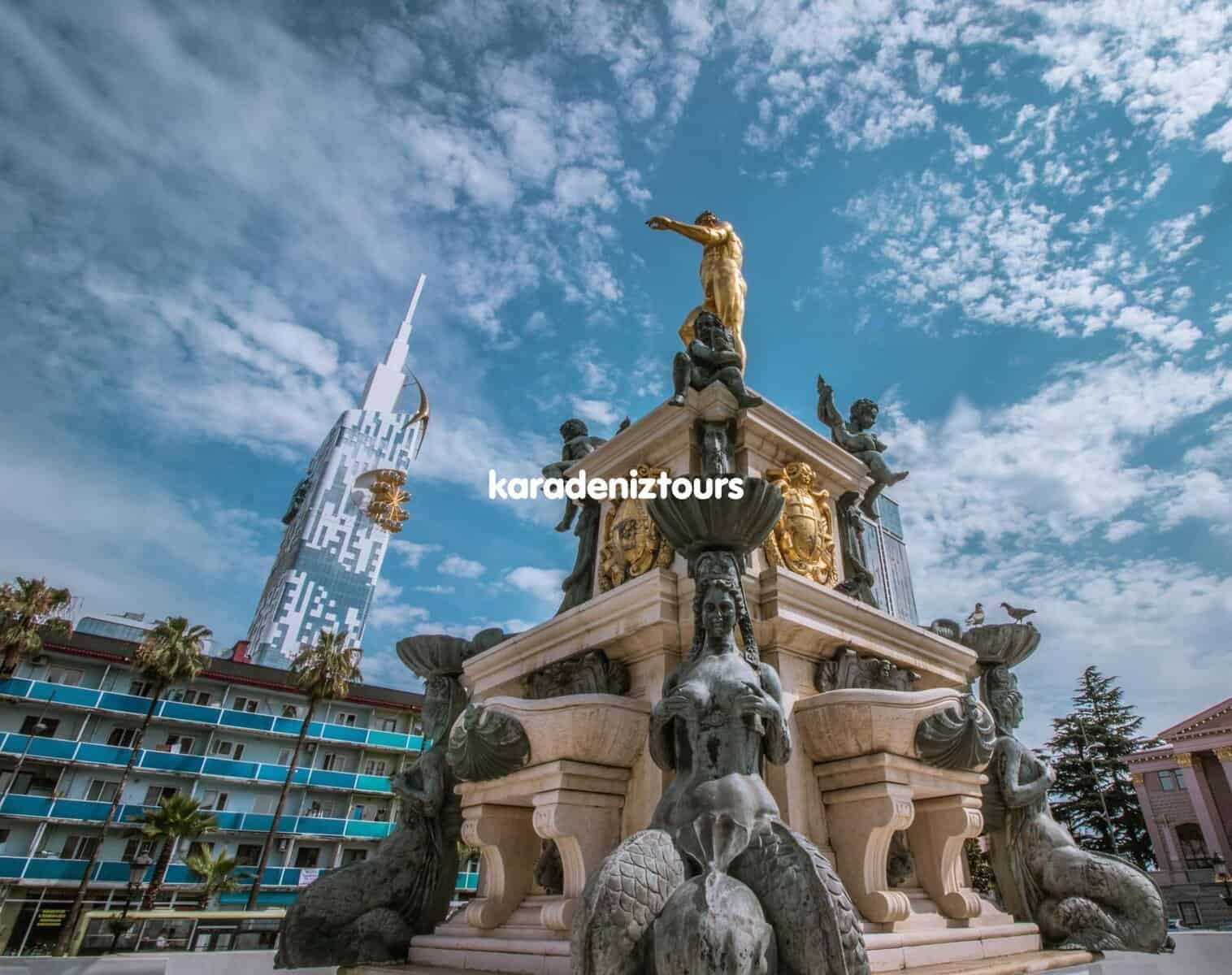 Güzel Rize'deki tarihi Atatürk Çeşmesi ve modern spikule sahip Sky Tower tasviri. Karadeniz turları için enfes rota noktası.