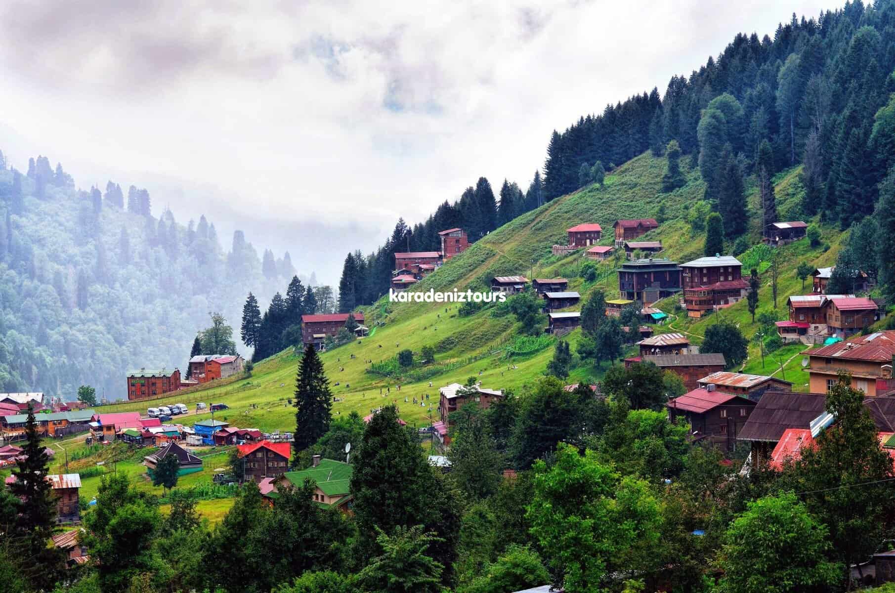 Güzel Rize doğa manzarası ve yayla köyleri, Karadeniz Turları ile keşfedin.