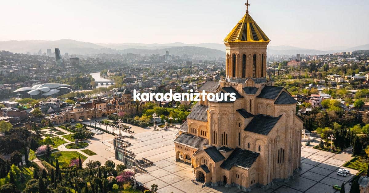 Gökkuşağı Camii Rize'de panoramik şehir manzarasıyla. Karadeniz turları ve bungalov konaklamalarıyla unutulmaz deneyimler.