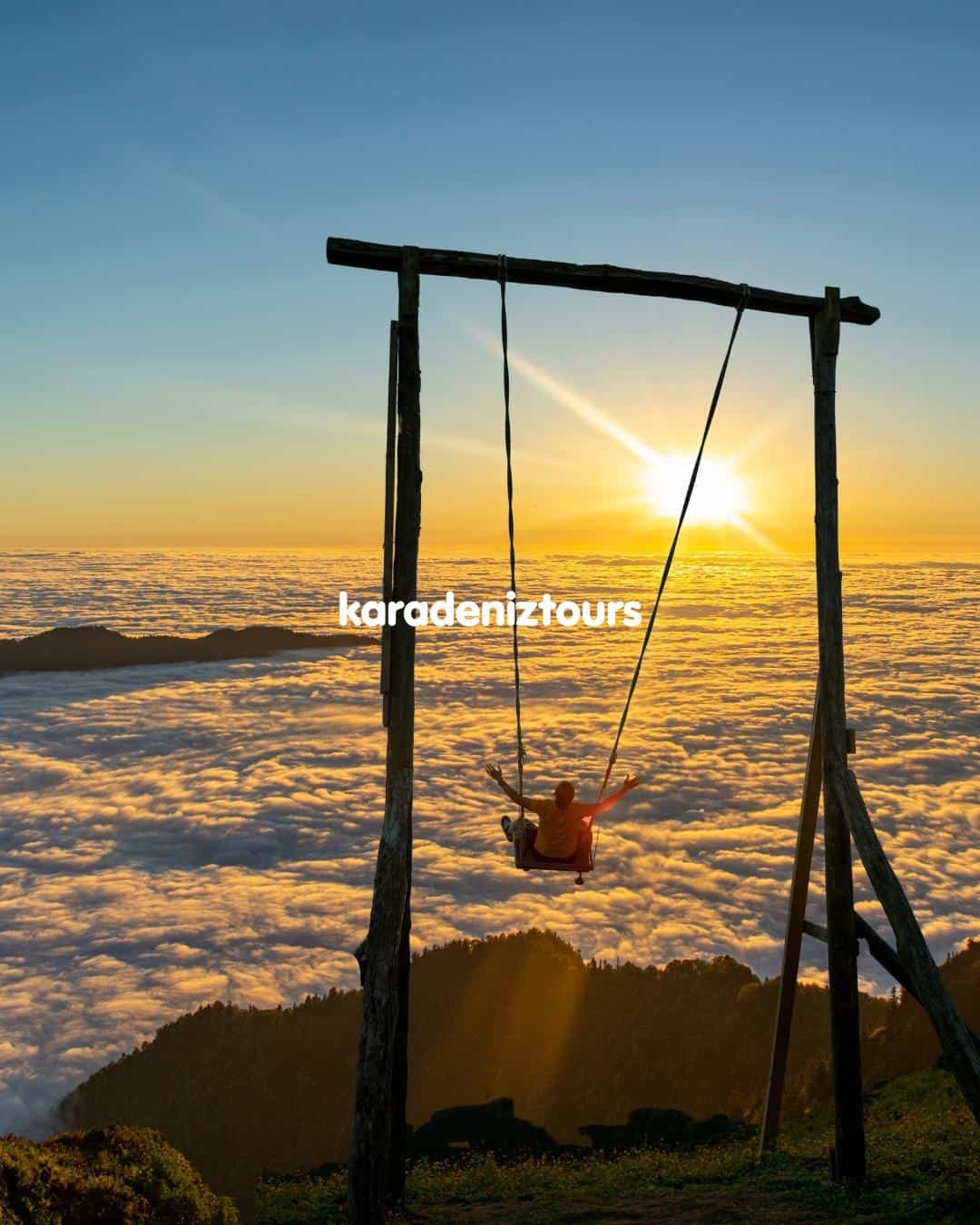 Göl manzarasında ahşap salıncak ve gün batımı, Karadeniz turu ve doğa kaçamağı için ideal.