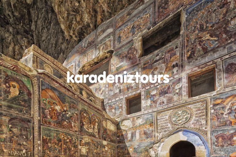 Eski Bizans kilise duvarlarındaki detaylı dini freskler ve tarihi mozaikler. Rize çıkışlı turlar ile keşfedilen kültürel miras noktası.