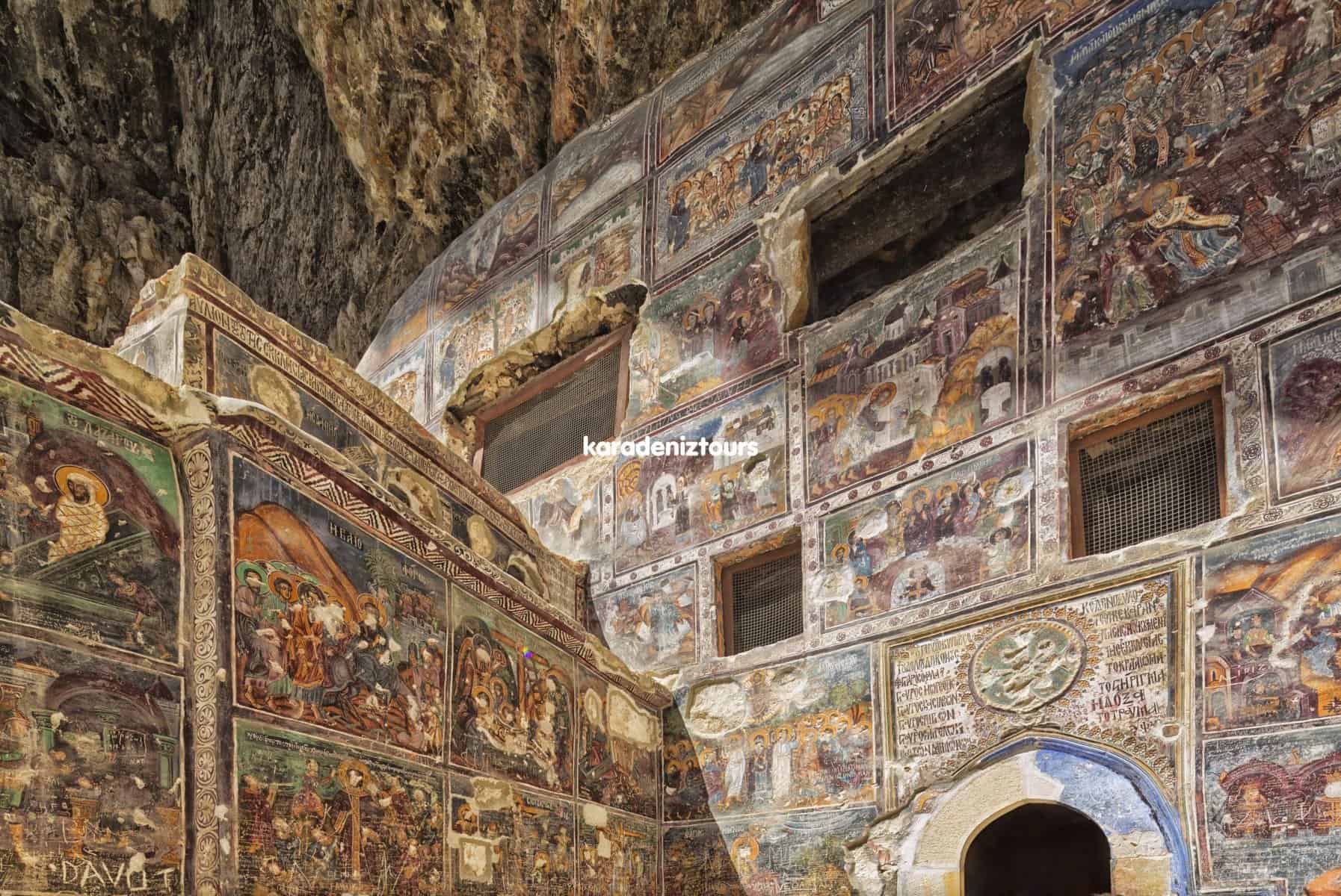 Eski Bizans kilise duvarlarındaki detaylı dini freskler ve tarihi mozaikler. Rize çıkışlı turlar ile keşfedilen kültürel miras noktası.