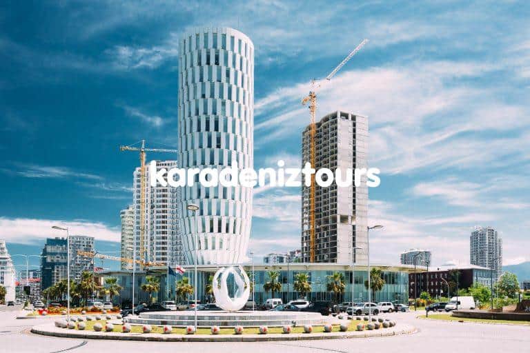 Modern Rize şehir merkezindeki yüksek katlı binalar ve inşaat alanları.
