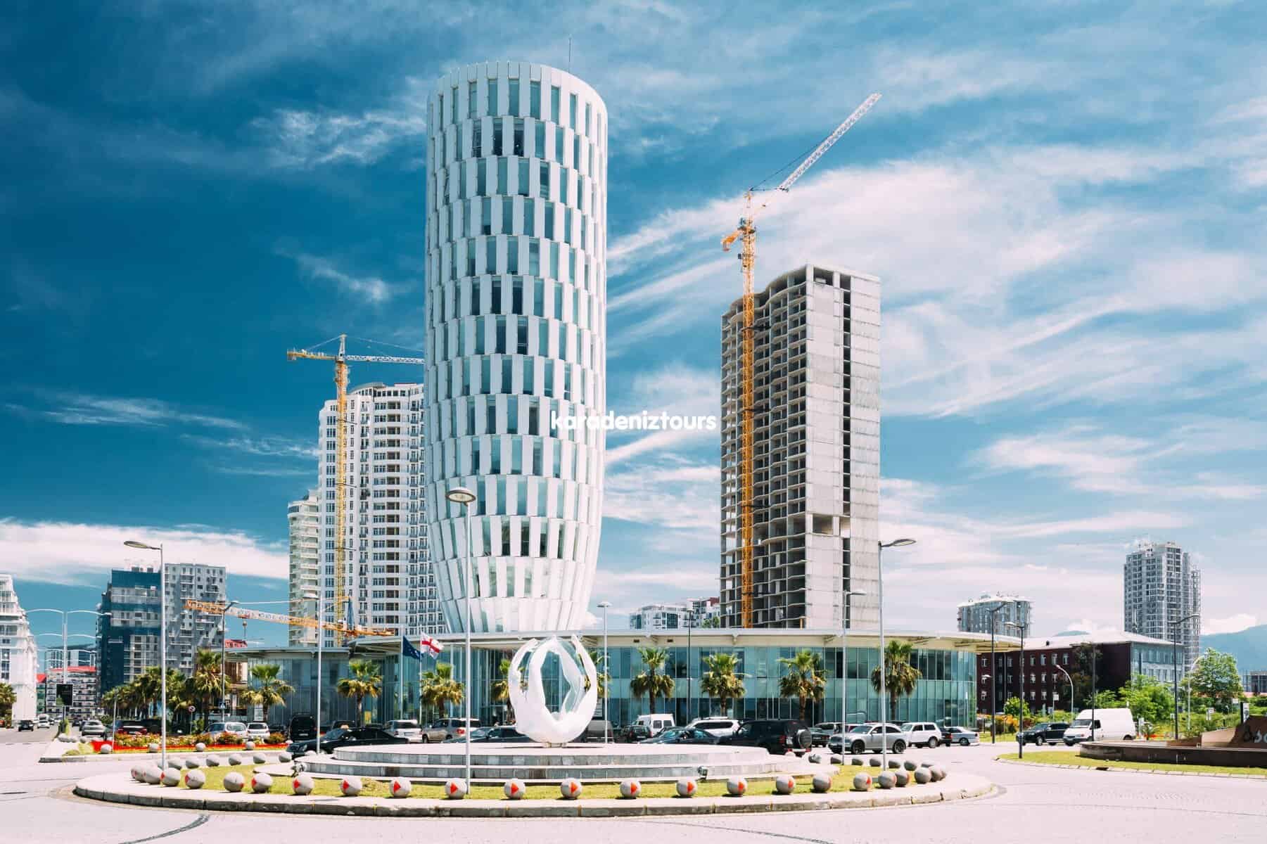 Modern Rize şehir merkezindeki yüksek katlı binalar ve inşaat alanları.