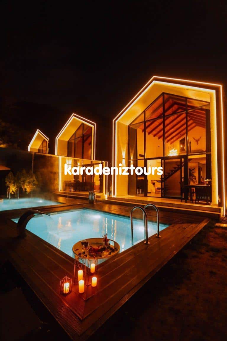Lüks bungalov gece manzarası, Rize çıkışlı tur ve tatil imkanları, Karadeniz turizm, konforlu konaklama ve doğa içi tatil deneyimi.