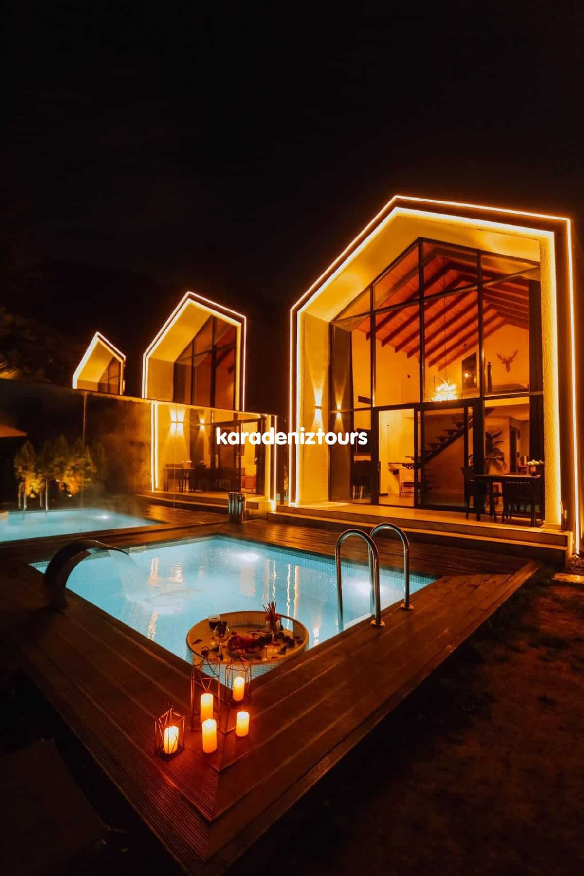Lüks bungalov gece manzarası, Rize çıkışlı tur ve tatil imkanları, Karadeniz turizm, konforlu konaklama ve doğa içi tatil deneyimi.