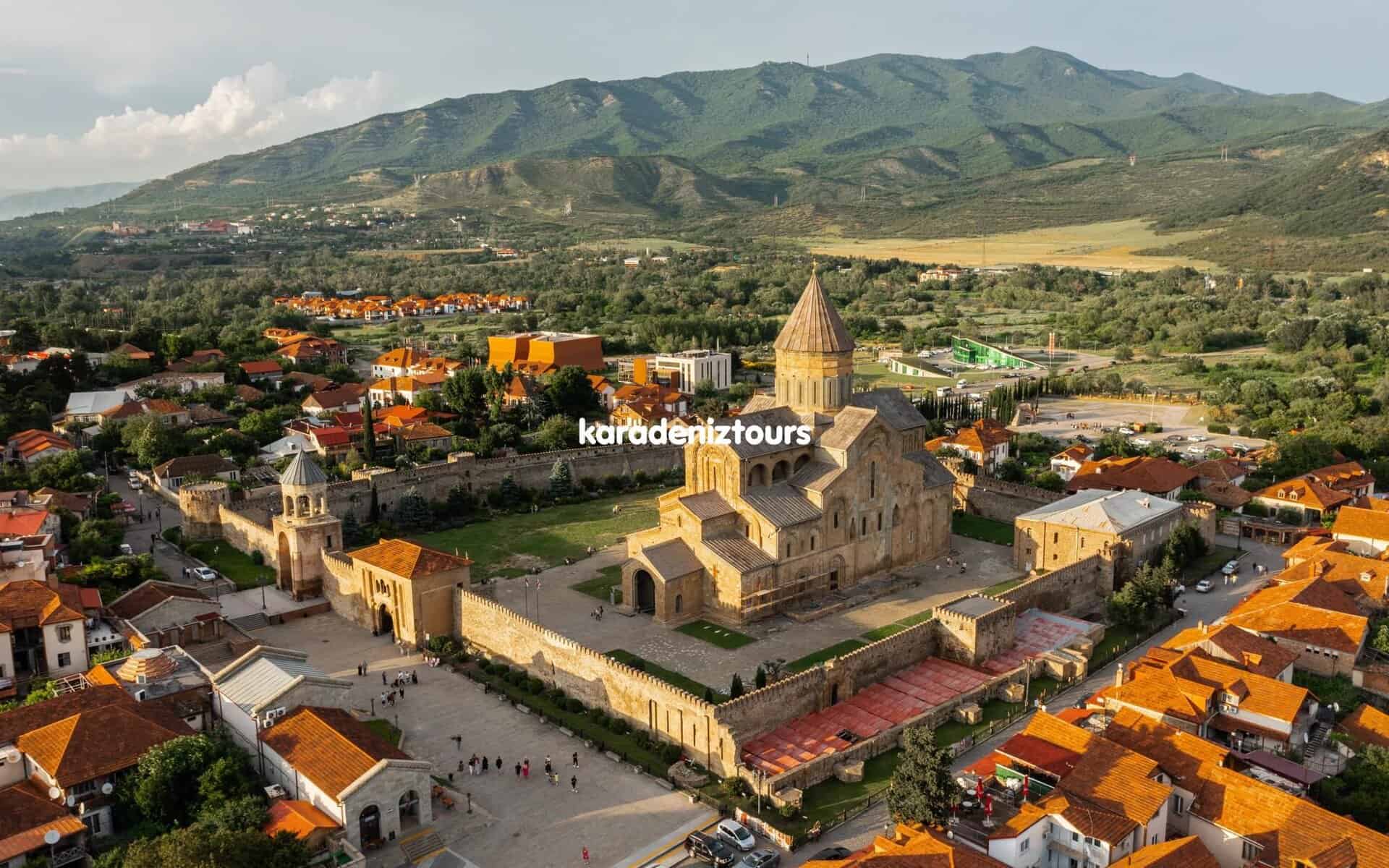 Osmanlı tarzı tarihi kilise ve surlarla çevrili Rize şehir merkezi, yeşil doğa ve dağlar ile çevrili.