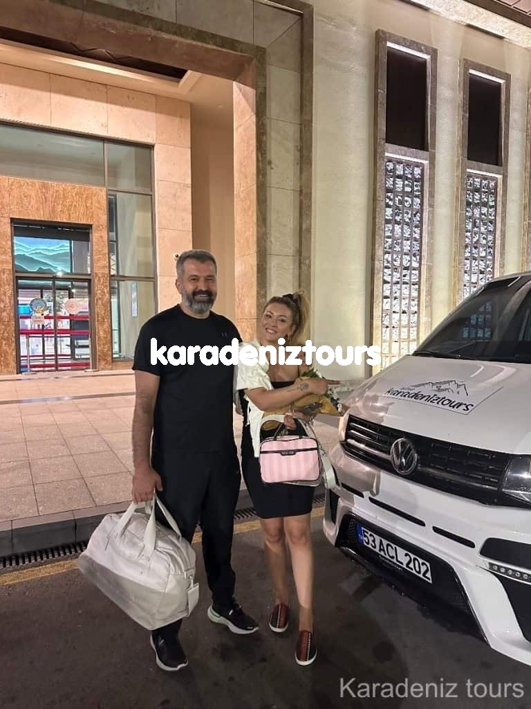 Havalimanı transferi yapan araç ve müşteri, Rize çıkışlı turlar için hazır.