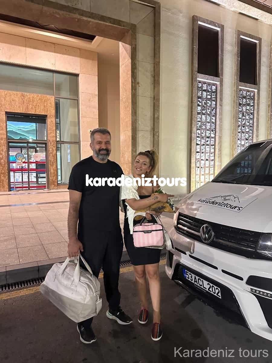 Havalimanı transferi yapan araç ve müşteri, Rize çıkışlı turlar için hazır.