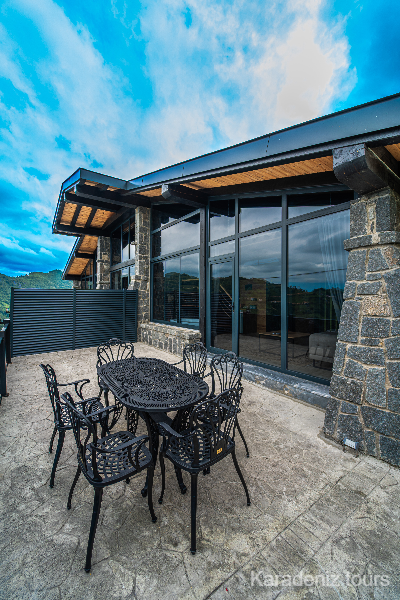 Rize Bungalov: Jakuzili Suit - Obi